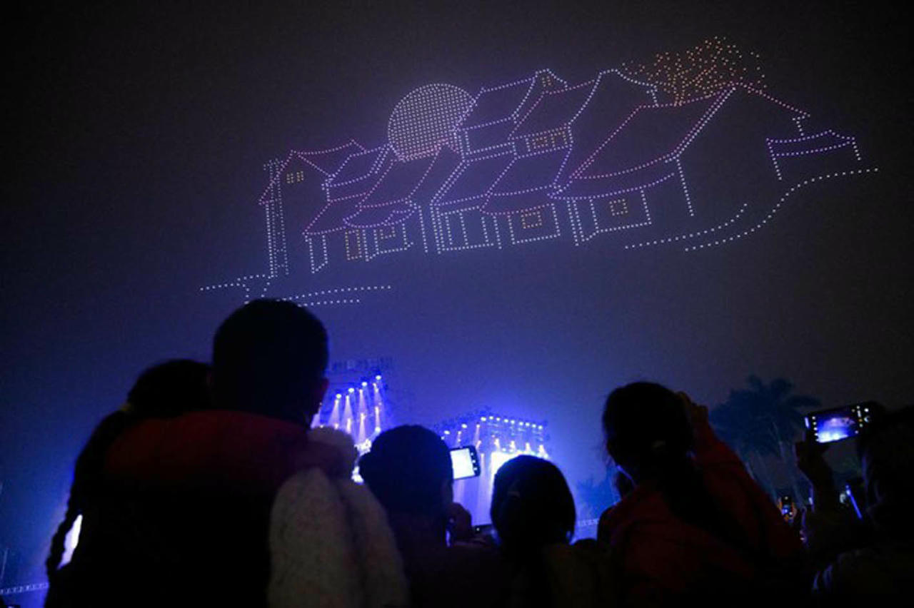 Du khách thích thú khi thưởng lãm các hình ảnh ánh sáng độc đáo tại lễ hội ánh sáng nghệ thuật. (Ảnh: Trung Lê)