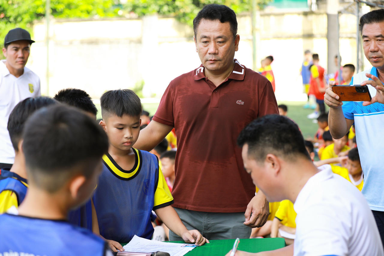 Ông Trần Quang Dũng (đứng giữa) trong mùa tuyển quân cho đội trẻ SLNA năm 2025.