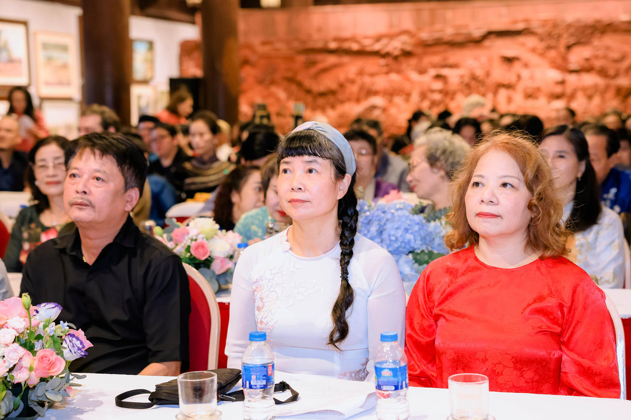 Tác giả Đỗ Lan Hương (ngoài cùng bìa phải) và nhà văn Kiều Bích Hậu (ở giữa).