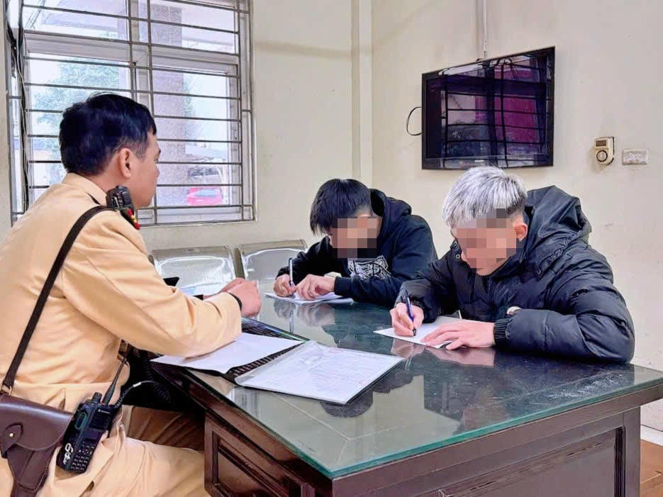 Hai thanh niên làm việc với CSGT