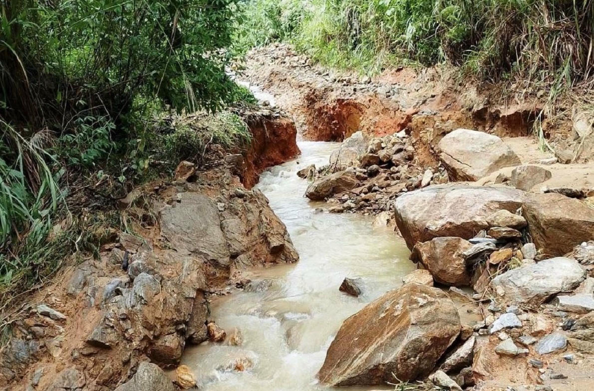 Tuyến đường từ trung tâm UBND xã Cà Đam đi thôn Tang bị đứt gãy, sạt lở nghiêm trọng. 