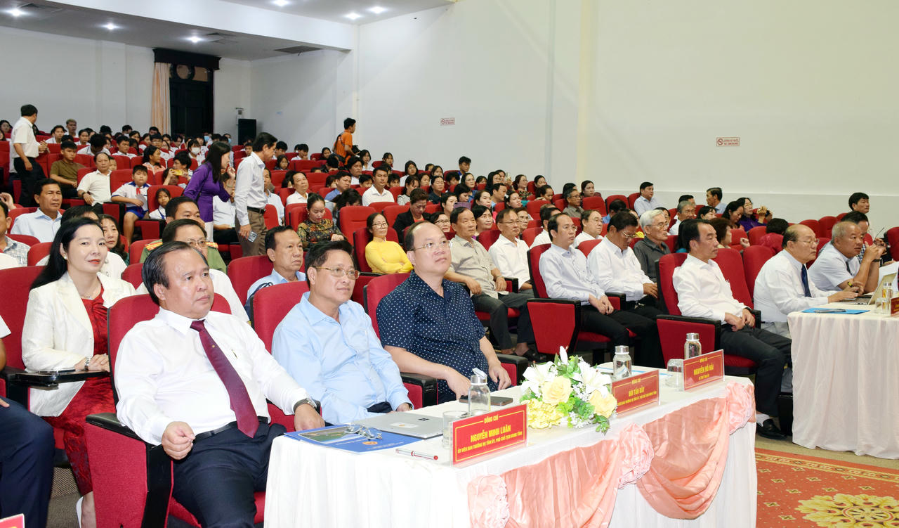 Các đại biểu tham dự Tọa đàm.