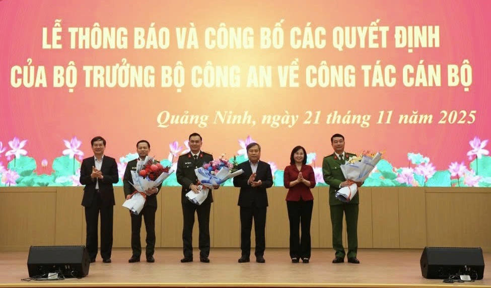 Thường trực Tỉnh ủy, HĐND, UBND tỉnh Quảng Ninh tặng hoa chúc mừng các đồng chí: Thượng tá Cù Quốc Thắng, Thượng tá Phạm Văn Dũng, Thượng tá Bùi Duy Hưng nhận nhiệm vụ mới.