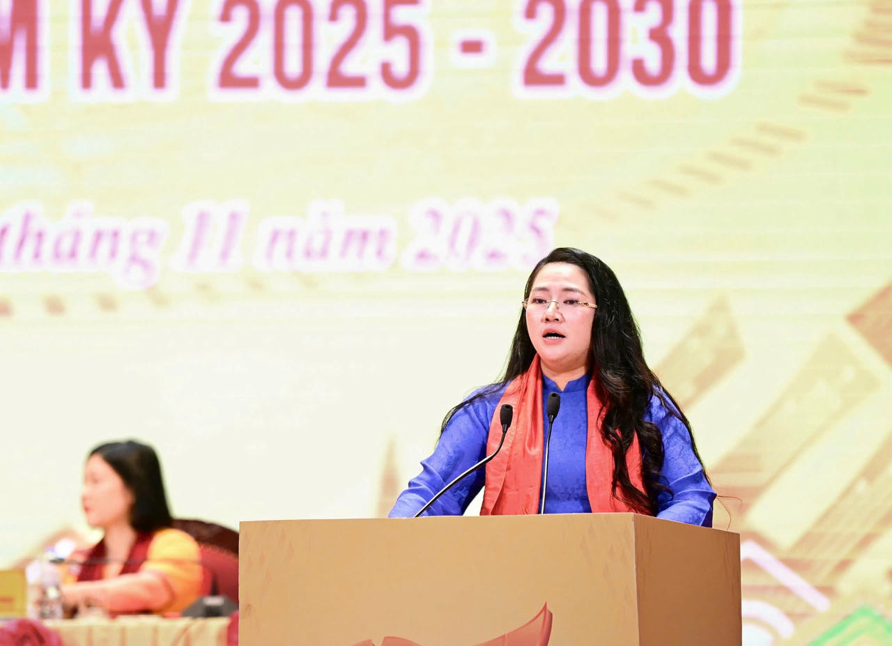 Bà Nguyễn Thị Phương Thuý, Phó Chủ tịch Uỷ ban MTTQ Việt Nam tỉnh Nghệ An, Bí thư Tỉnh đoàn phát biểu tại Đại hội.