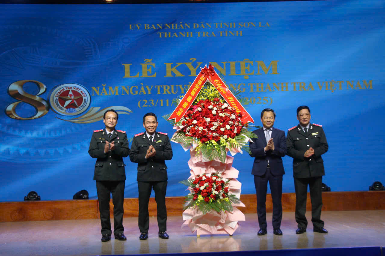 Chủ tịch UBND tỉnh Sơn La Nguyễn Đình Việt tặng hoa chúc mừng Thanh tra tỉnh.