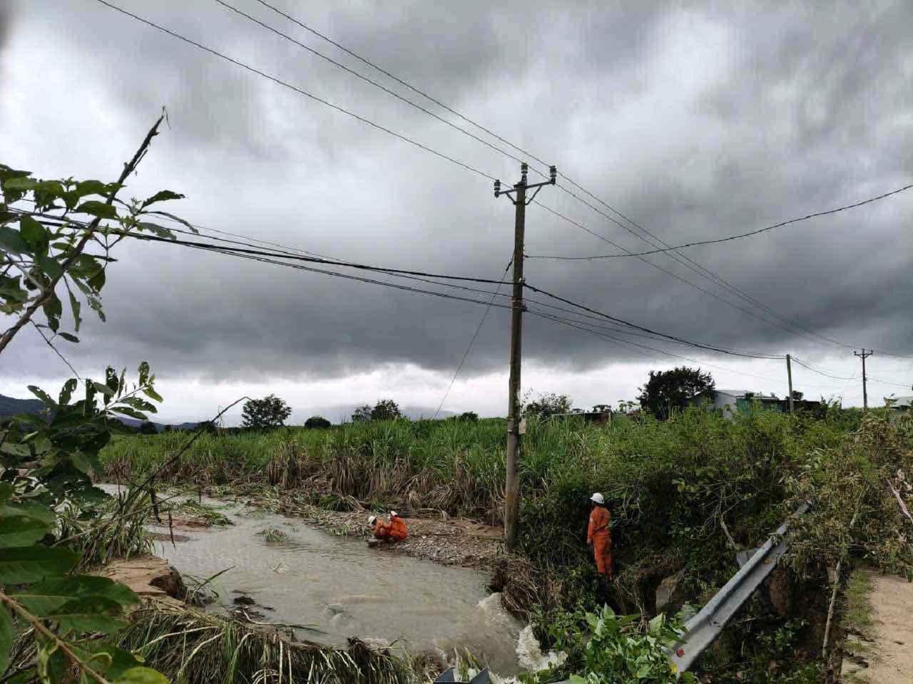 Mưa lũ khiến&nbsp;khiến 1.156.501 khách hàng bị mất điện và 13.519 trạm biến áp toàn EVNCPC phải ngừng vận hành.