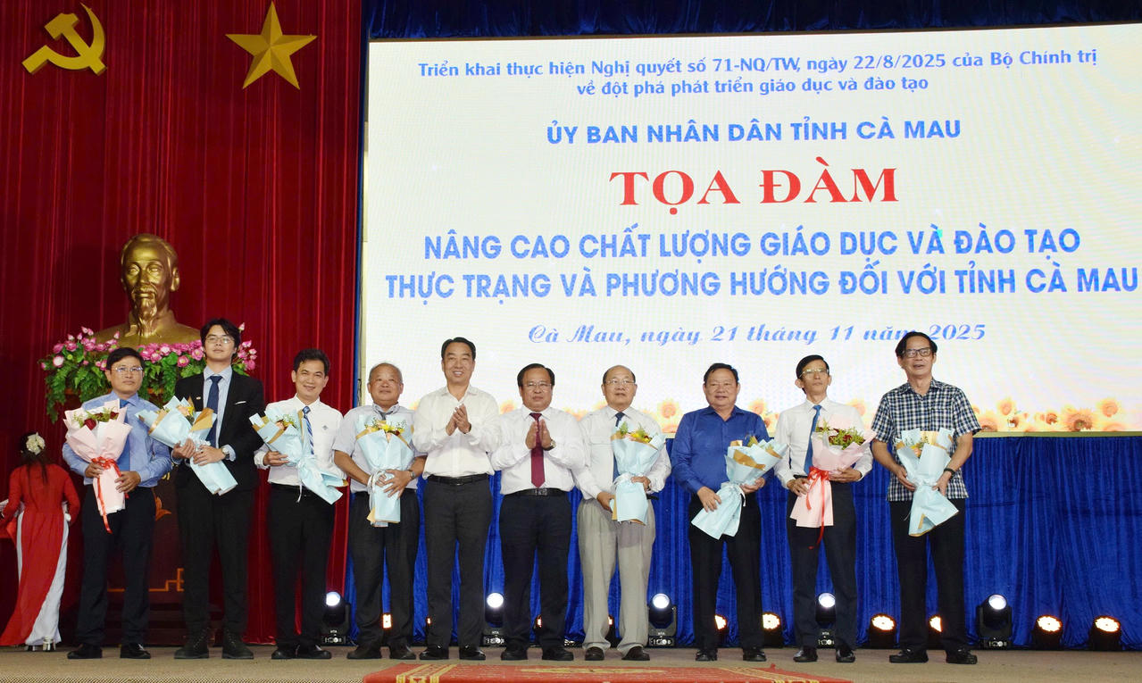 Lãnh đạo tỉnh Cà Mau tặng hoa các chuyên gia, diễn giả.