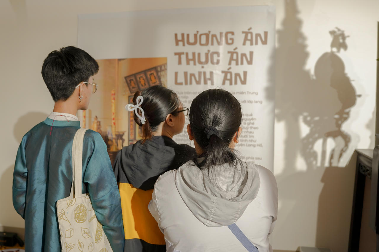 Các bạn trẻ tìm hiểu về ý nghĩa thờ cúng.