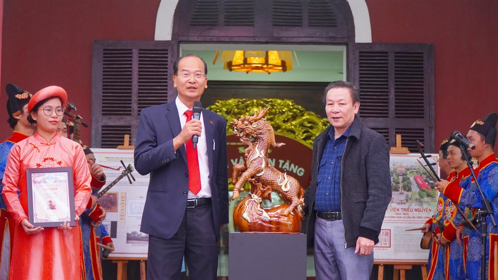 Nghệ nhân nhân dân Trần Độ (bên phải) tặng tác phẩm linh vật Long Mã cho Trung tâm Bảo tồn Di tích Cố đô Huế.