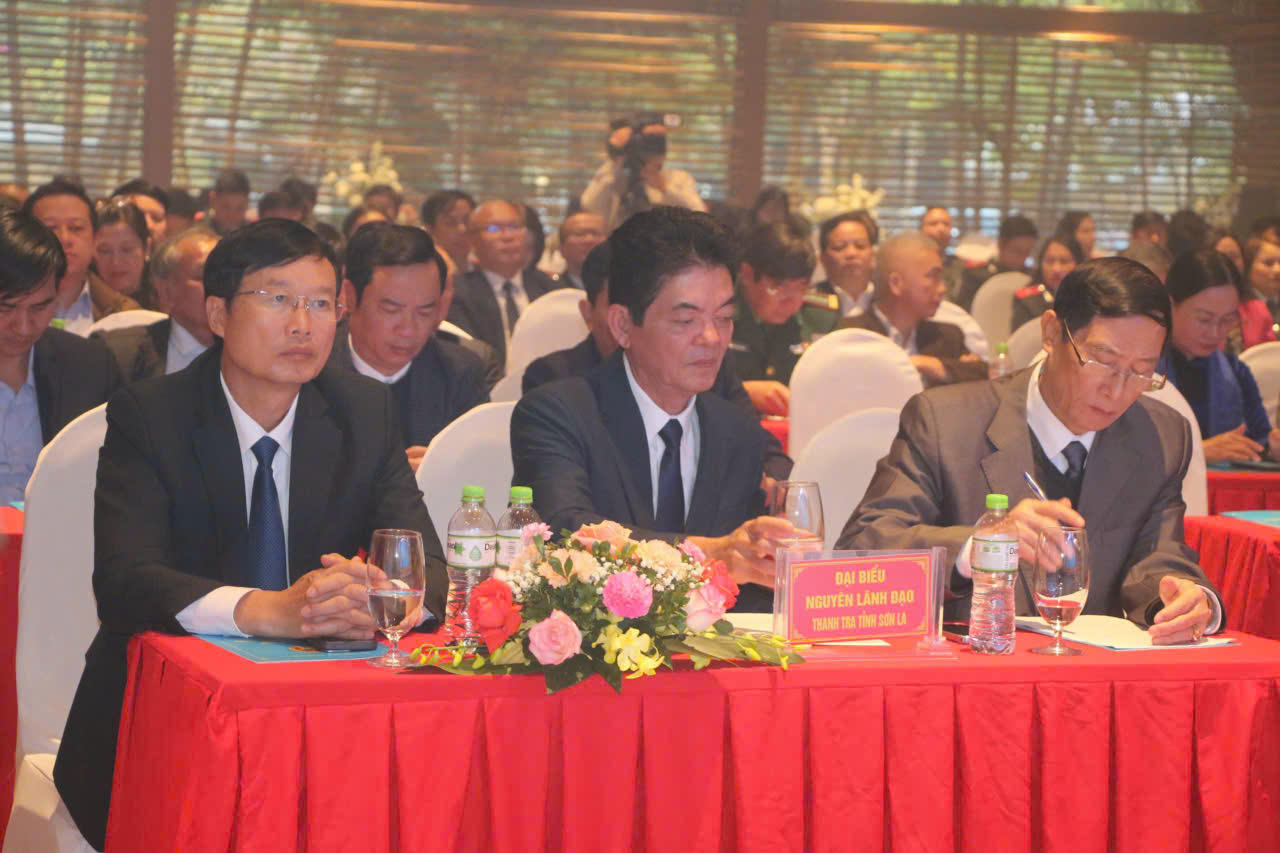 Các đại biểu tham dự buổi lễ.