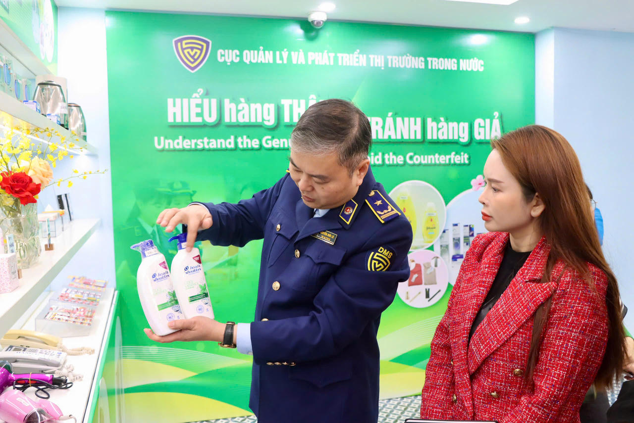 Ông Nguyễn Đức Lê hướng dẫn cách phân biệt hàng giả - hàng thật