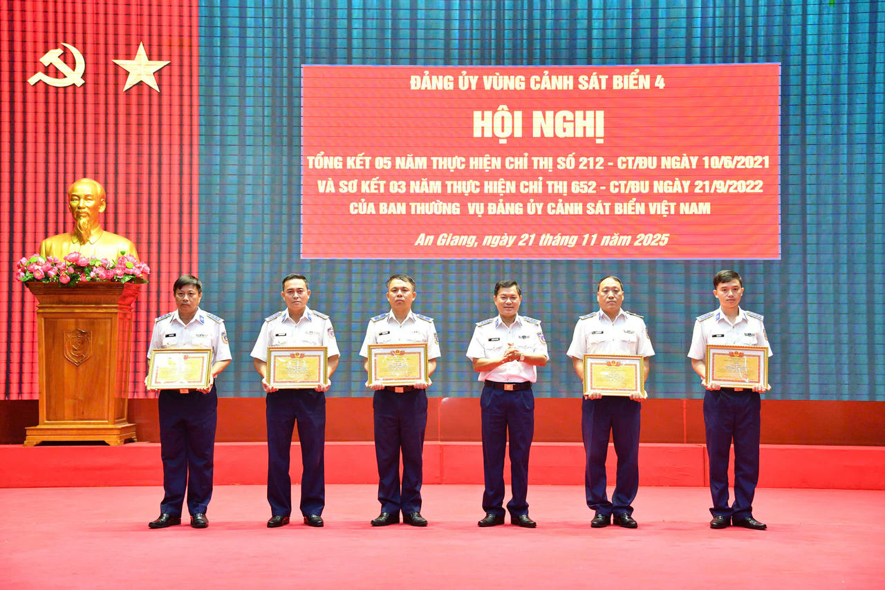 Đại tá Nguyễn Thái Dương - Ủy viên Ban Thường vụ Đảng ủy, Phó Chính ủy Bộ Tư lệnh Vùng Cảnh sát biển 4 trao thưởng cho các tập thể, cá nhân có thành tích tốt trong thực hiện Chỉ thị 652.