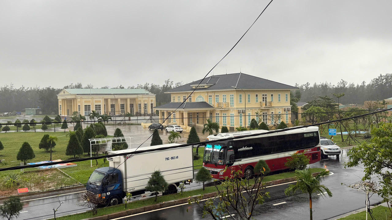 Đơn vị quân đội trở thành nơi lánh nạn của bà con