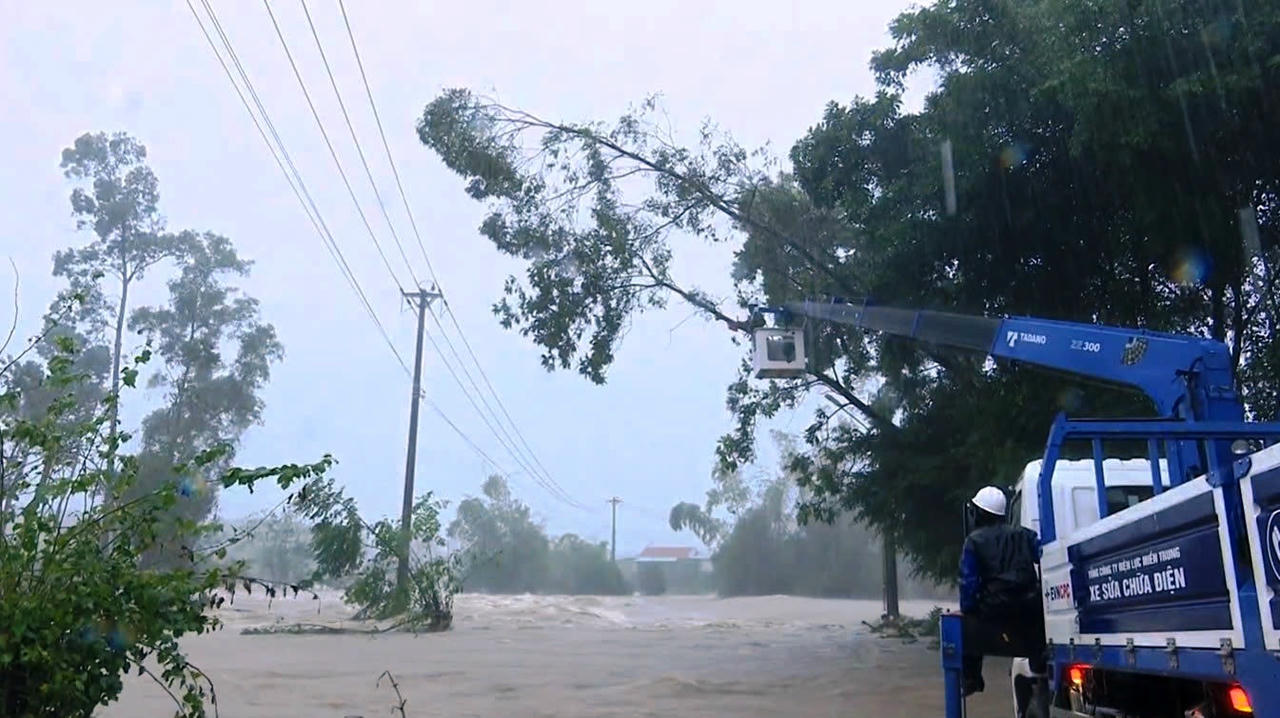 Đến sáng&nbsp;sáng 21/11, EVNCPC đã khắc phục sự cố, khôi phục cung cấp điện cho 664.249 khách hàng, đạt 57,44%.&nbsp;