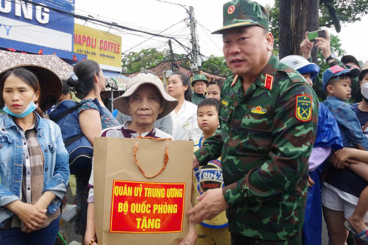 Đoàn công tác của Bộ Quốc phòng và Quân khu 5 thăm hỏi người dân tỉnh Khánh Hòa.