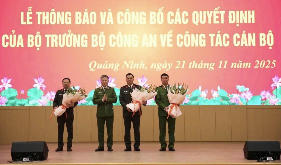 Thượng tướng Nguyễn Ngọc Lâm, Thứ trưởng Bộ Công an tặng hoa chúc mừng các đồng chí: Thượng tá Cù Quốc Thắng, Thượng tá Phạm Văn Dũng, Thượng tá Bùi Duy Hưng nhận nhiệm vụ mới.