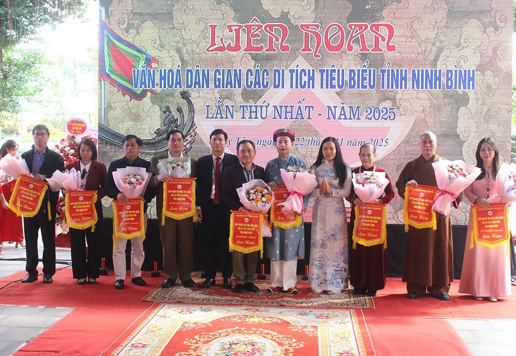 Các câu lạc bộ tham gia Liên hoan nhận Cờ lưu niệm của Ban Tổ chức. (Ảnh: Chu Bình)