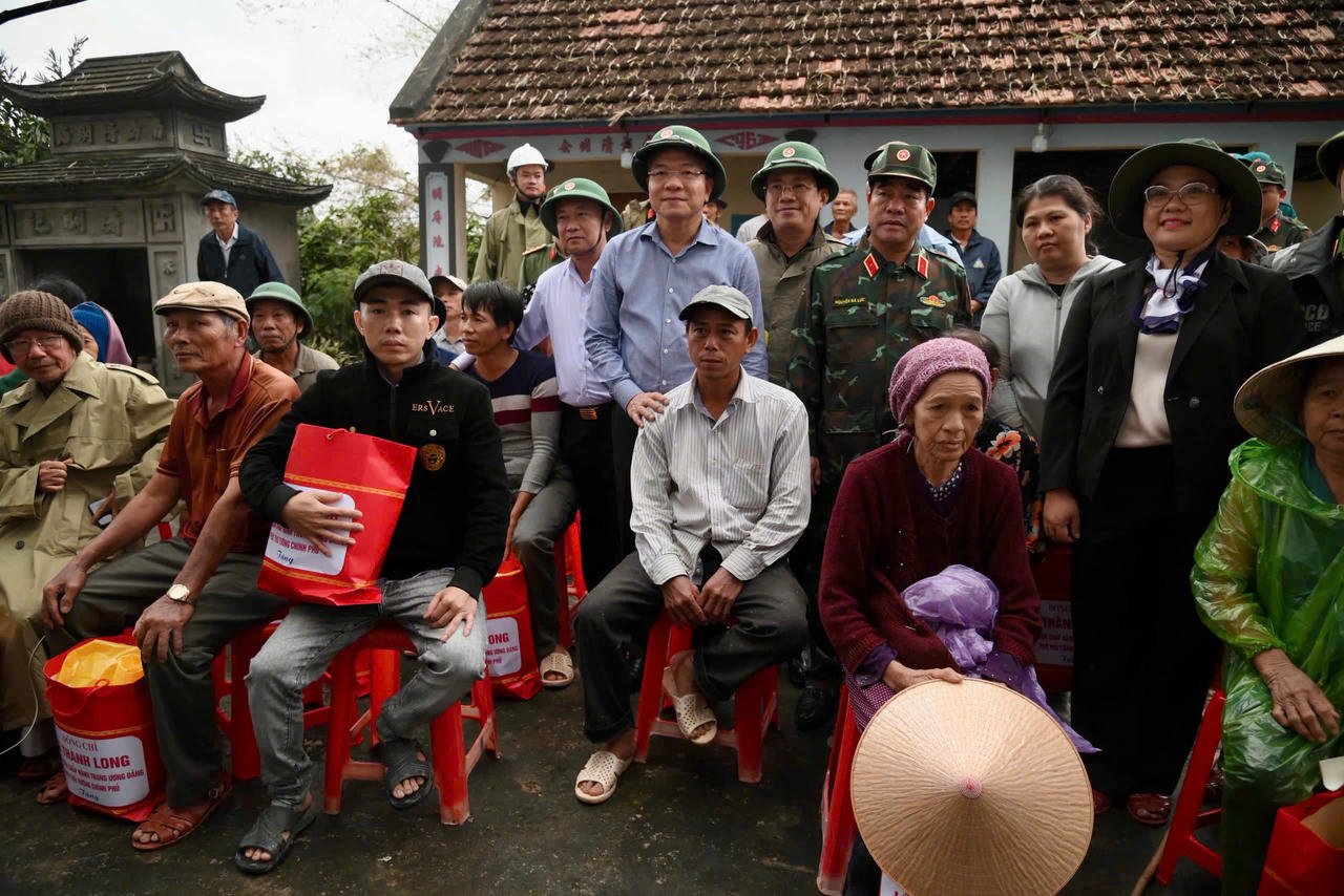 Phó Thủ tướng Lê Thành Long tới thăm hỏi, động viên bà con Nhân dân xã Tuy Phước, một trong những khu vực ngập nặng.