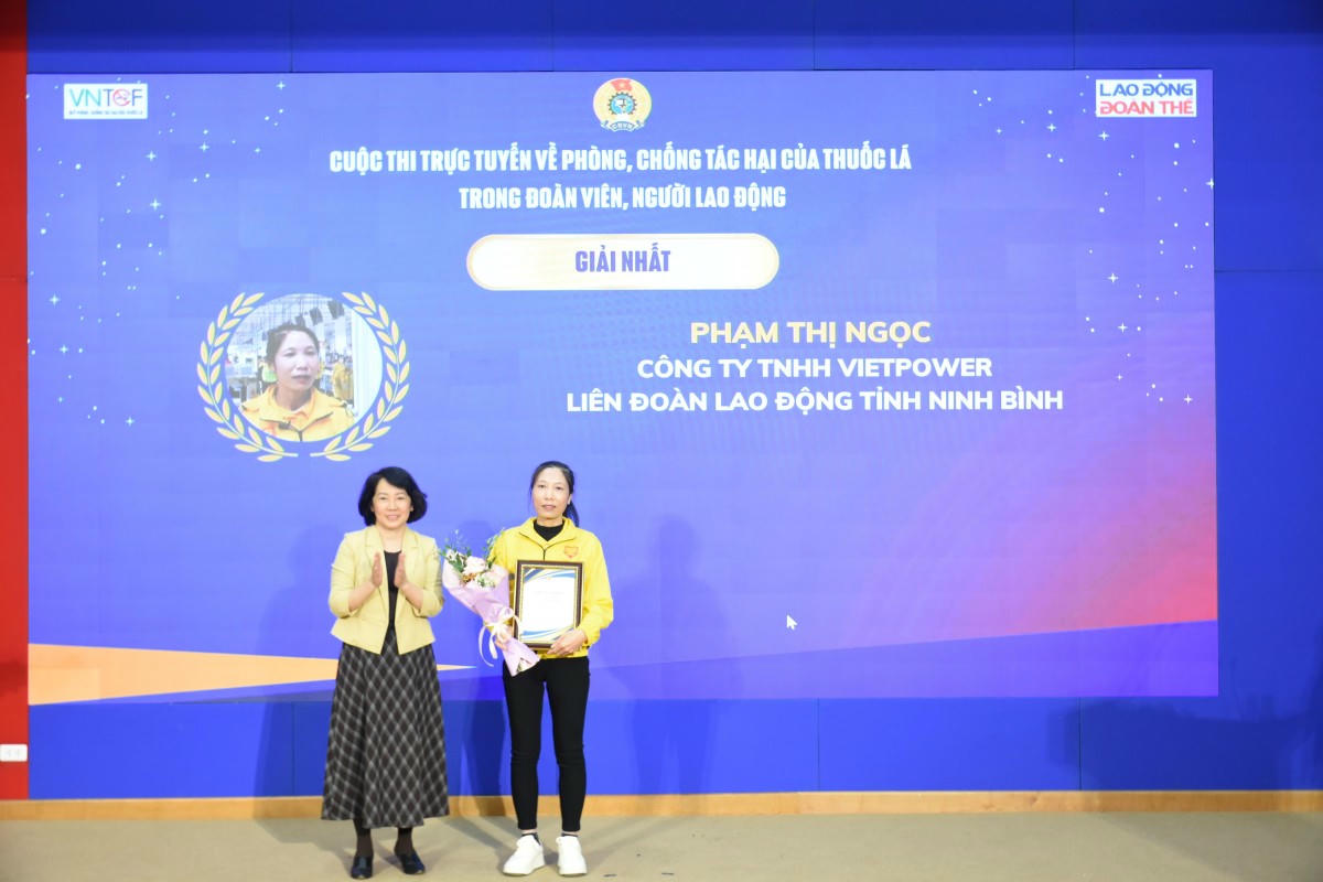 Phó Giám đốc Quỹ Phòng, chống tác hại của thuốc lá  trao giải Nhất cá nhân cho chị Phạm Thị Ngọc – đoàn viên Công đoàn Công ty TNHH VietPower, LĐLĐ tỉnh Ninh Bình.