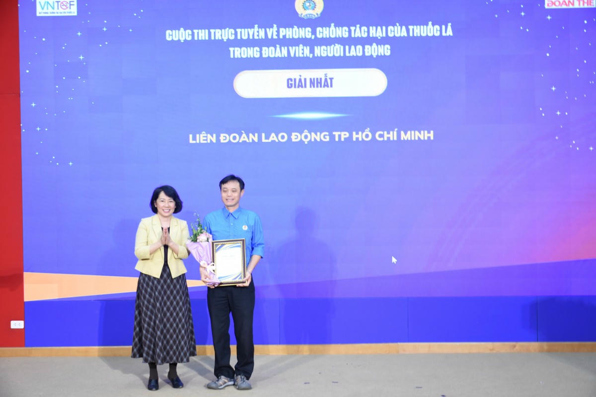 Bà Phan Thị Hải - Phó Giám đốc Quỹ Phòng, chống tác hại của thuốc lá (Bộ Y tế) đại diện Ban tổ chức cuộc thi&nbsp;trao giải Nhất tập thể cho đại diện LĐLĐ TP Hồ Chí Minh.