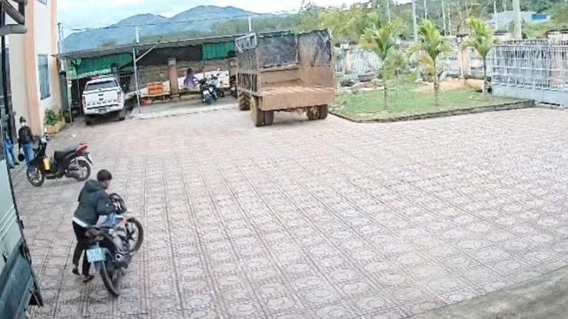 Bắt giữ nam thanh niên lén chui vào trụ sở Công an lấy lại xe vi phạm của chính mình