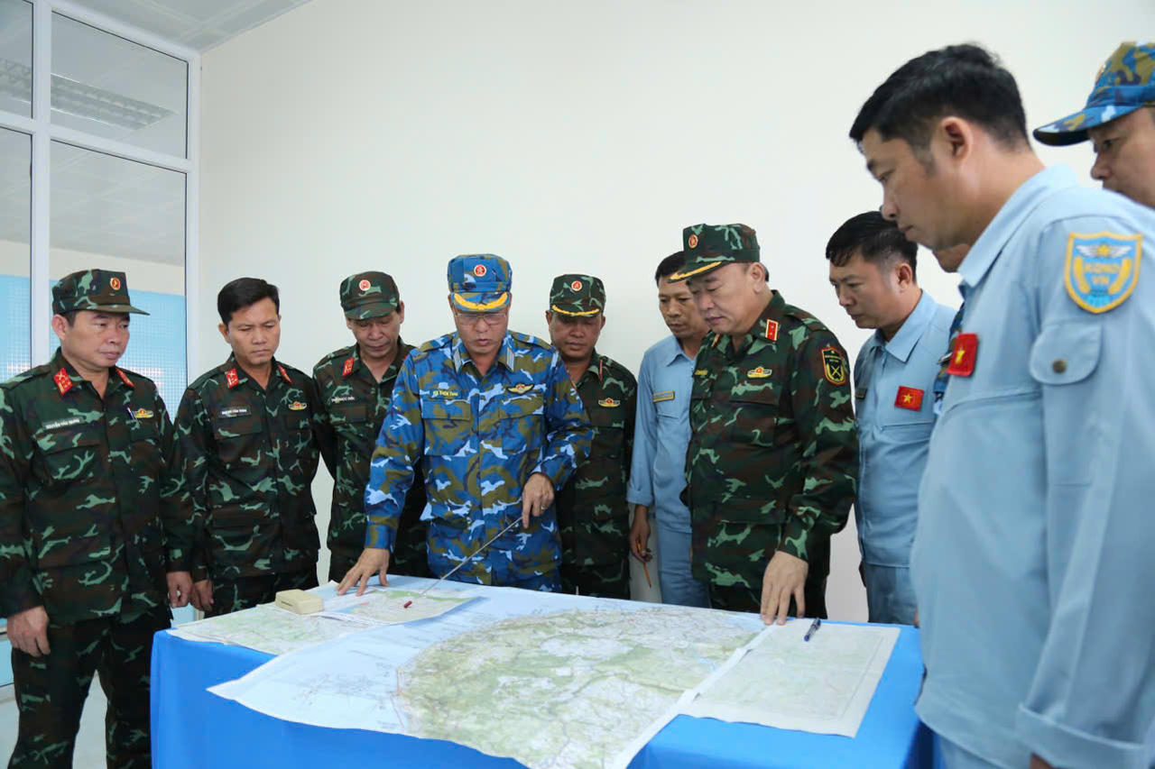 Trung tướng Lê Quang Đạo - Phó Tổng Tham mưu trưởng QĐND Việt Nam nghe phương án triển khai cứu hộ, cứu nạn, tiếp tế lương thực tại các khu vực ngập sâu. 