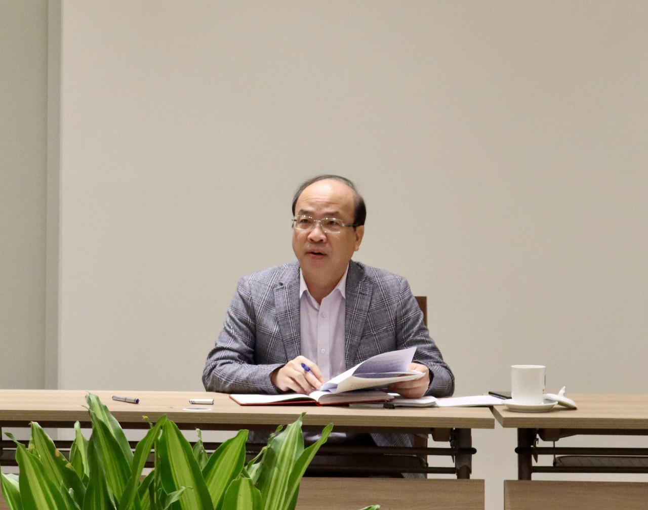 Thứ trưởng Bộ Tư pháp Phan Chí Hiếu phát biểu tại buổi làm việc.