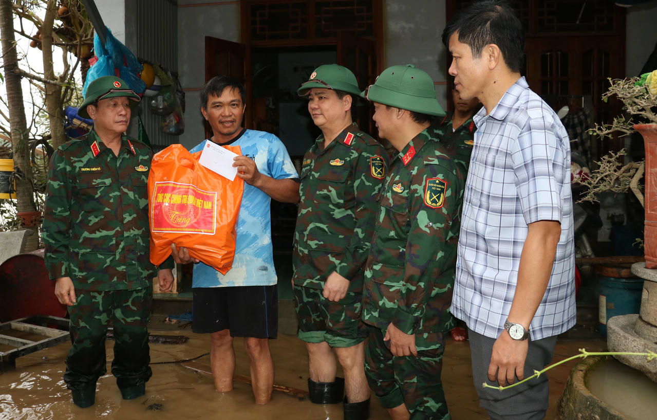 Thượng tướng Trương Thiên Tô (ngoài cùng bên trái) ân cần thăm hỏi, động viên người dân sớm khắc phục khó khăn, ổn định cuọc sống.&nbsp;