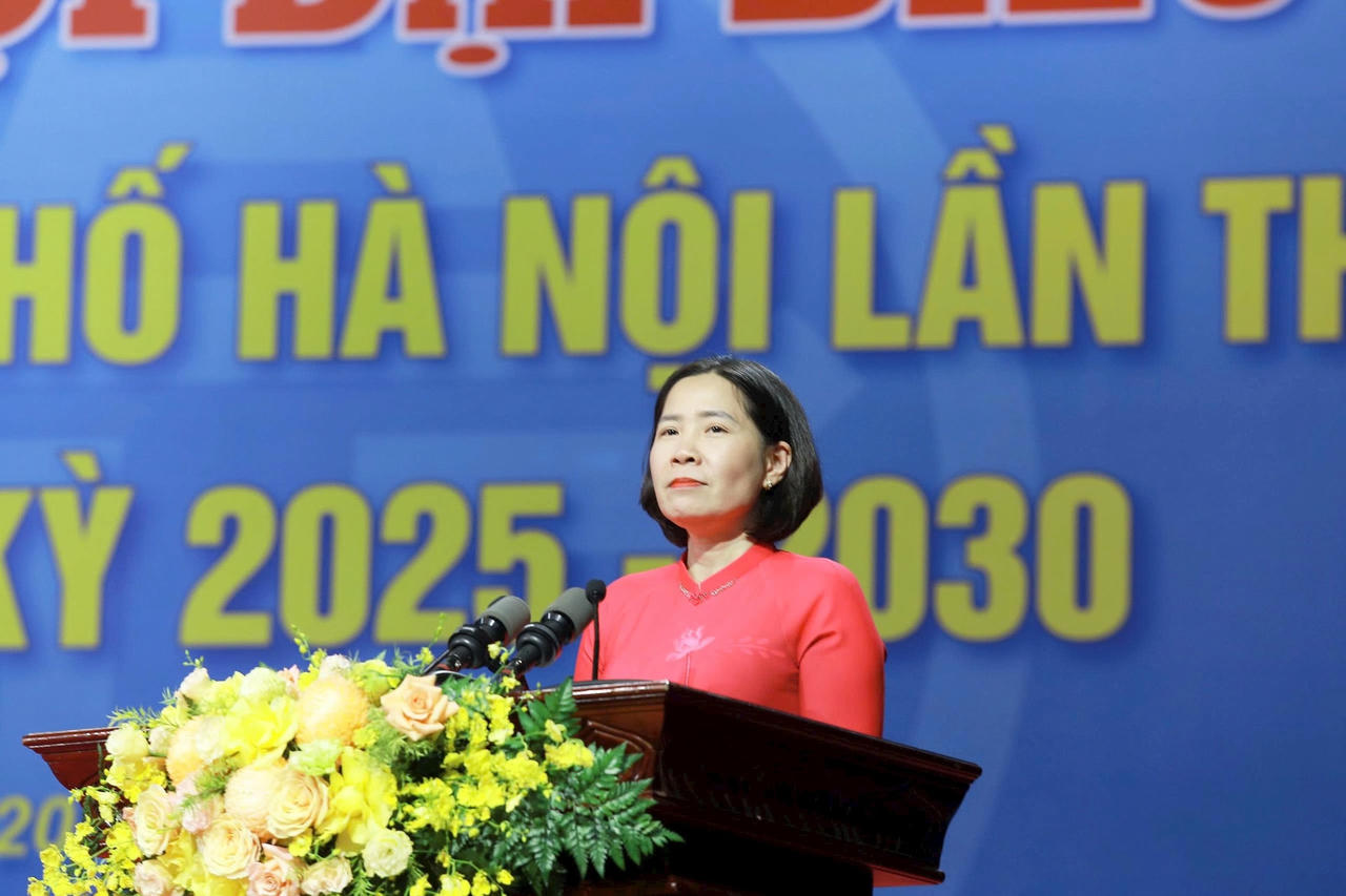 Chủ tịch Hội LHPN TP Hà Nội Lê Kim Anh phát biểu bế mạc Đại hội.