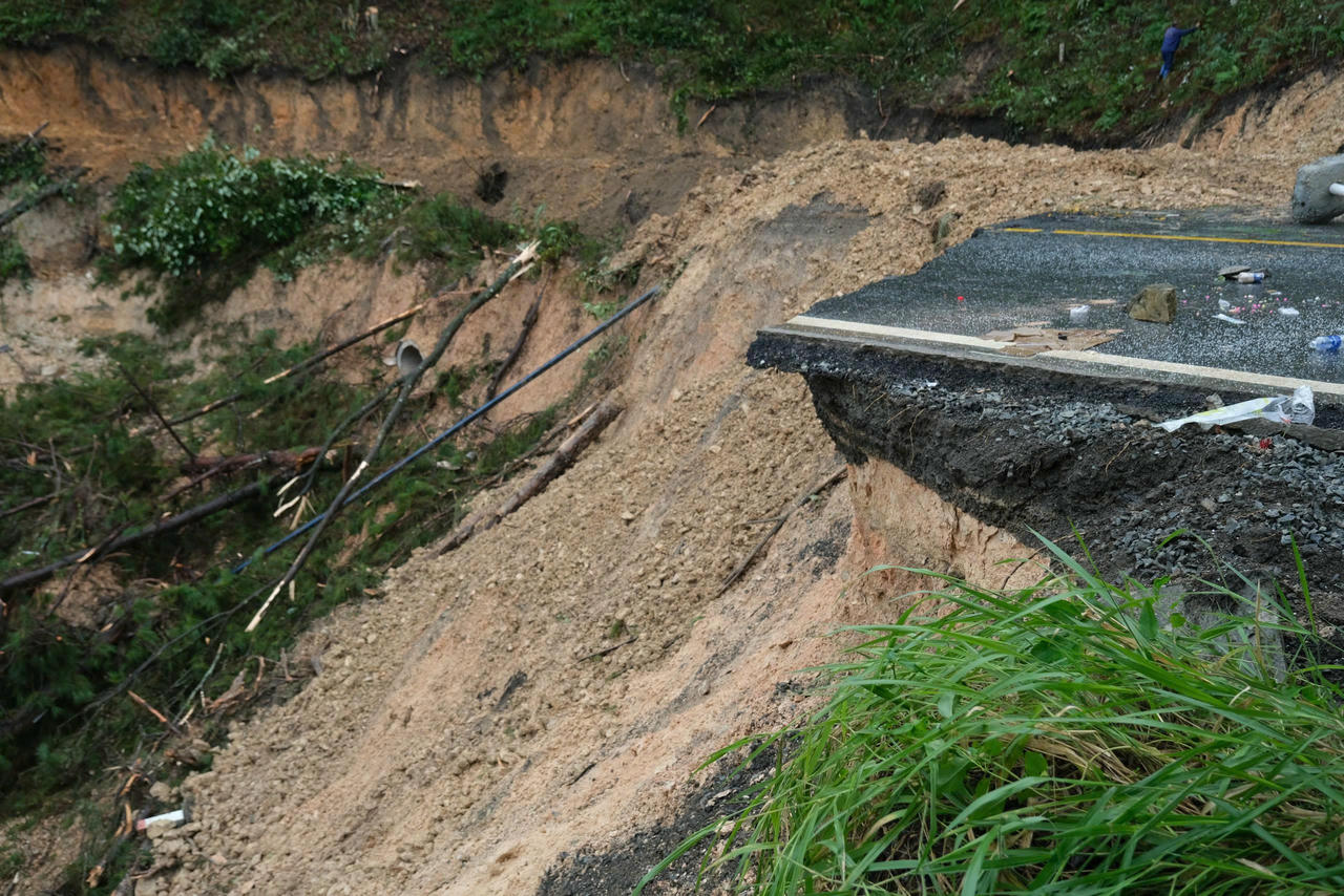 Tại Km 226+600 trên đèo Mimosa xảy ra vụ sụt lún nghiêm trọng.