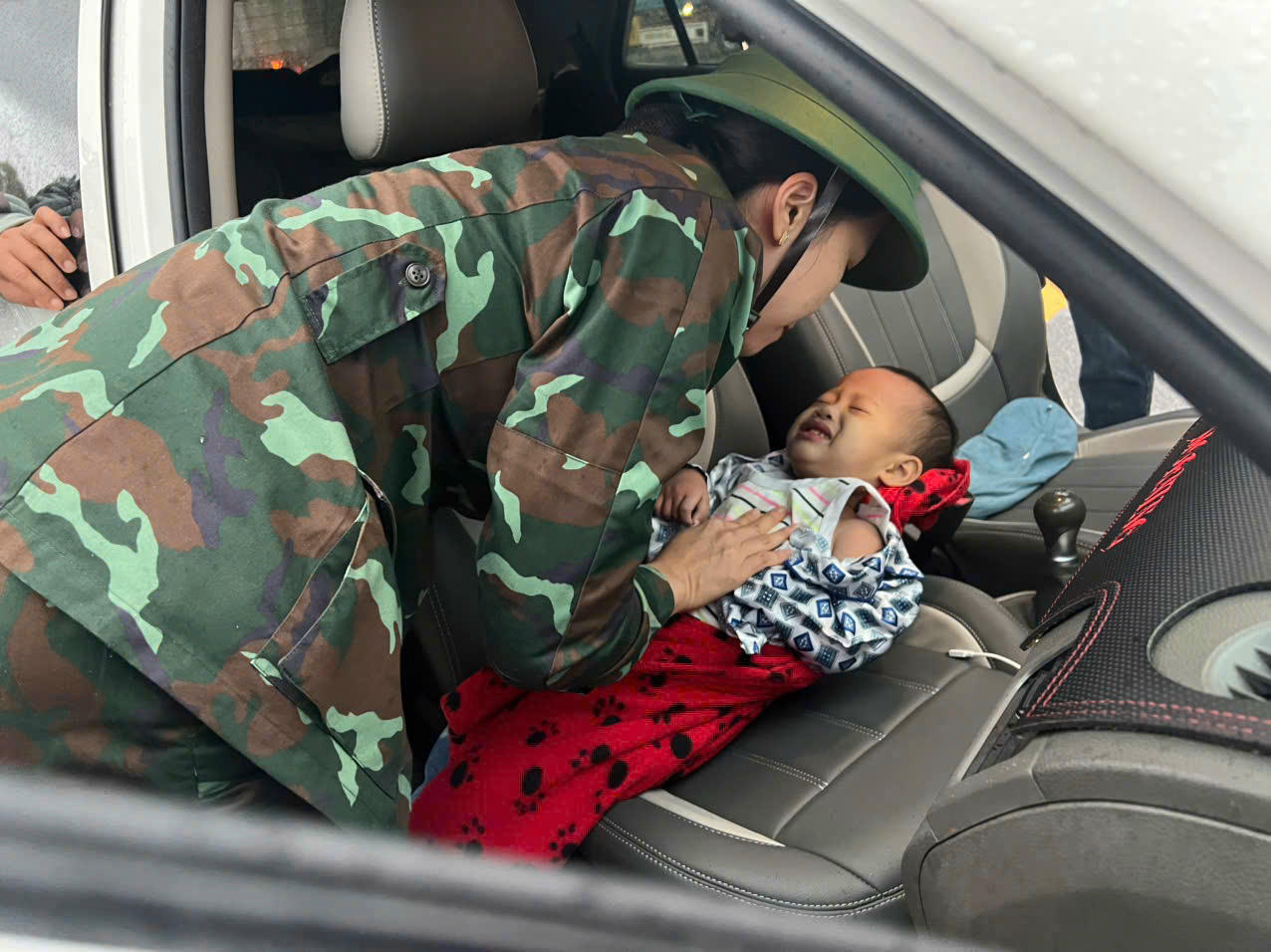 Bộ đội cứu sống cháu bé 24 tháng trượt xuống nước ở Gia Lai.