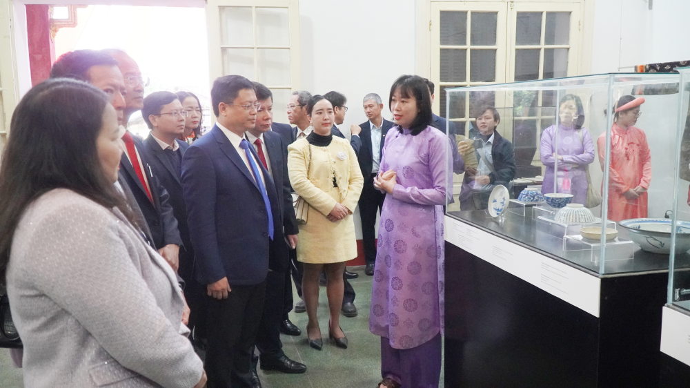 Các đại biểu tham quan không gian trưng bày các hiện vật tại triển lãm.