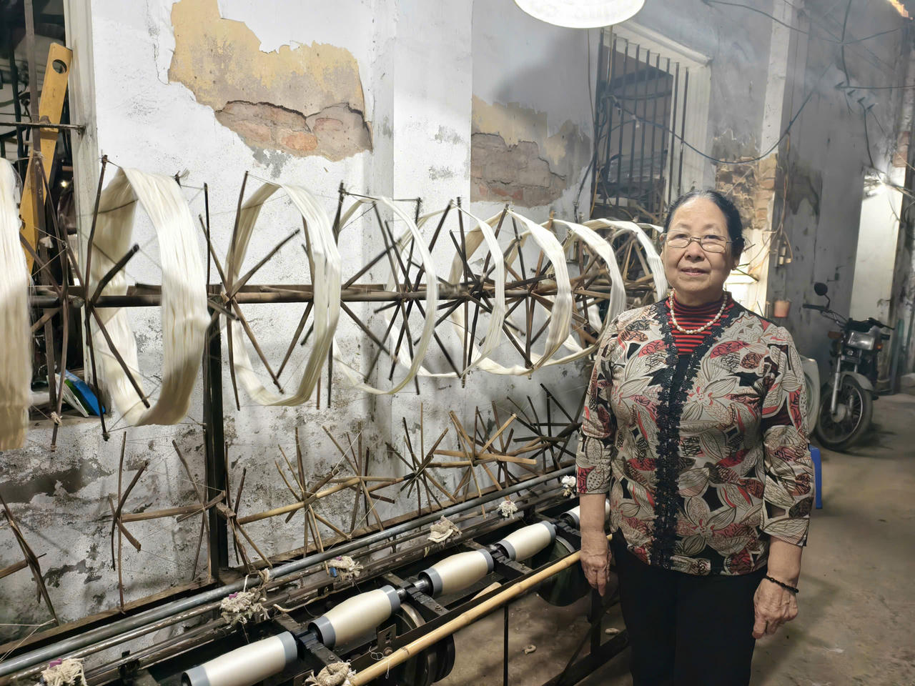 Bà Nguyễn Thị Phú, 71 tuổi, nghệ nhân tại Làng lụa Vạn Phúc