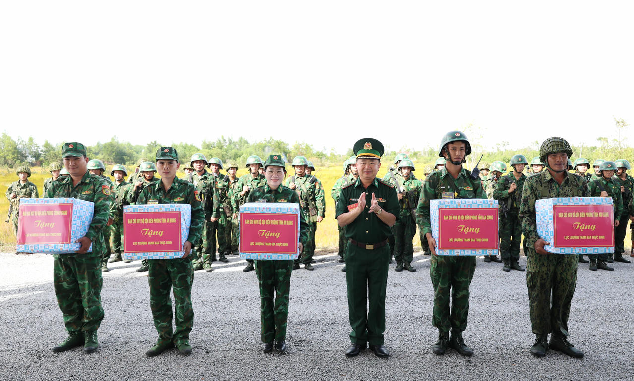Đại tá Trần Ngọc Châu, Phó Chỉ huy trưởng - Tham mưu trưởng Ban Chỉ huy BĐBP tỉnh tặng quà động viên các bộ phận tham gia diễn tập.
