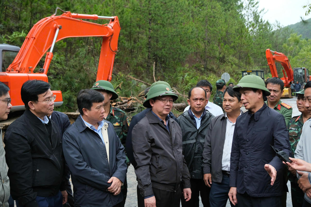 Phó Thủ tướng Hồ Quốc Dũng đến kiểm tra tình hình sạt lở trên đèo Mimosa.