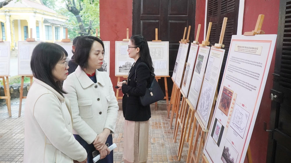 Du khách tham quan tại triển lãm.