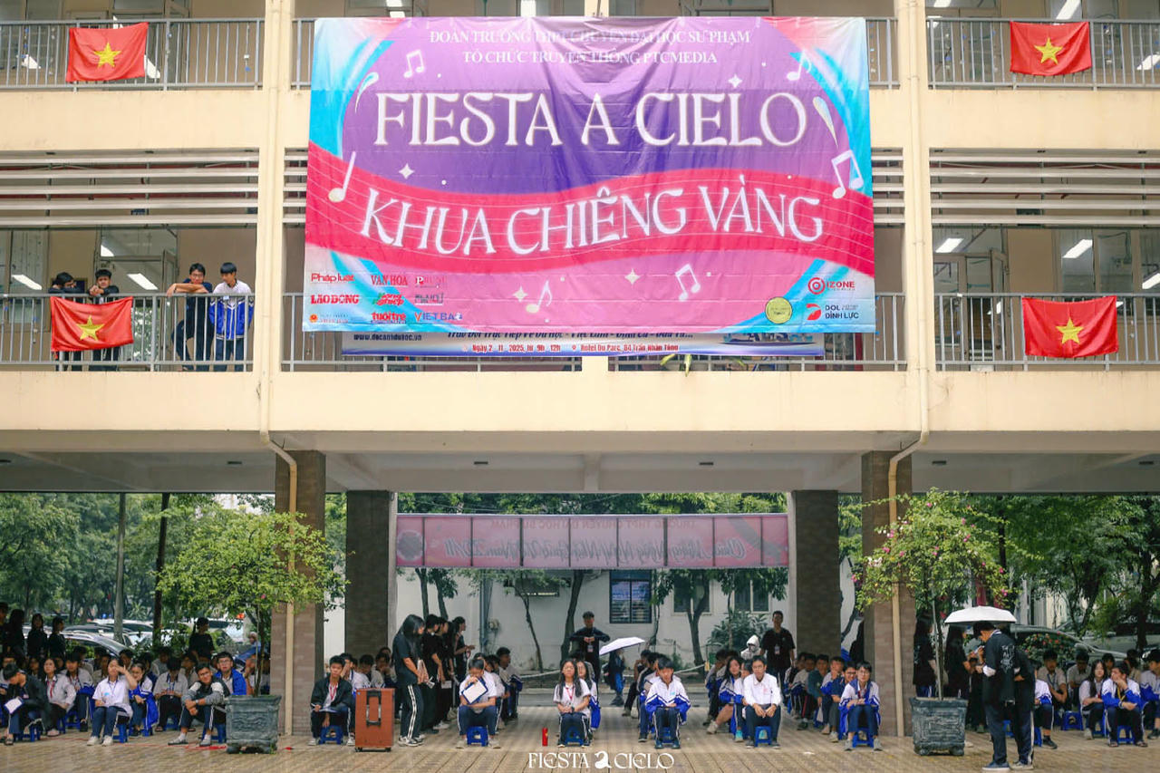  Sân trường THPT Chuyên Đại học Sư phạm rực cháy đam mê và khát vọng tri thức với chương trình Khua Chiêng Vàng 2025. (Nguồn: BTC)