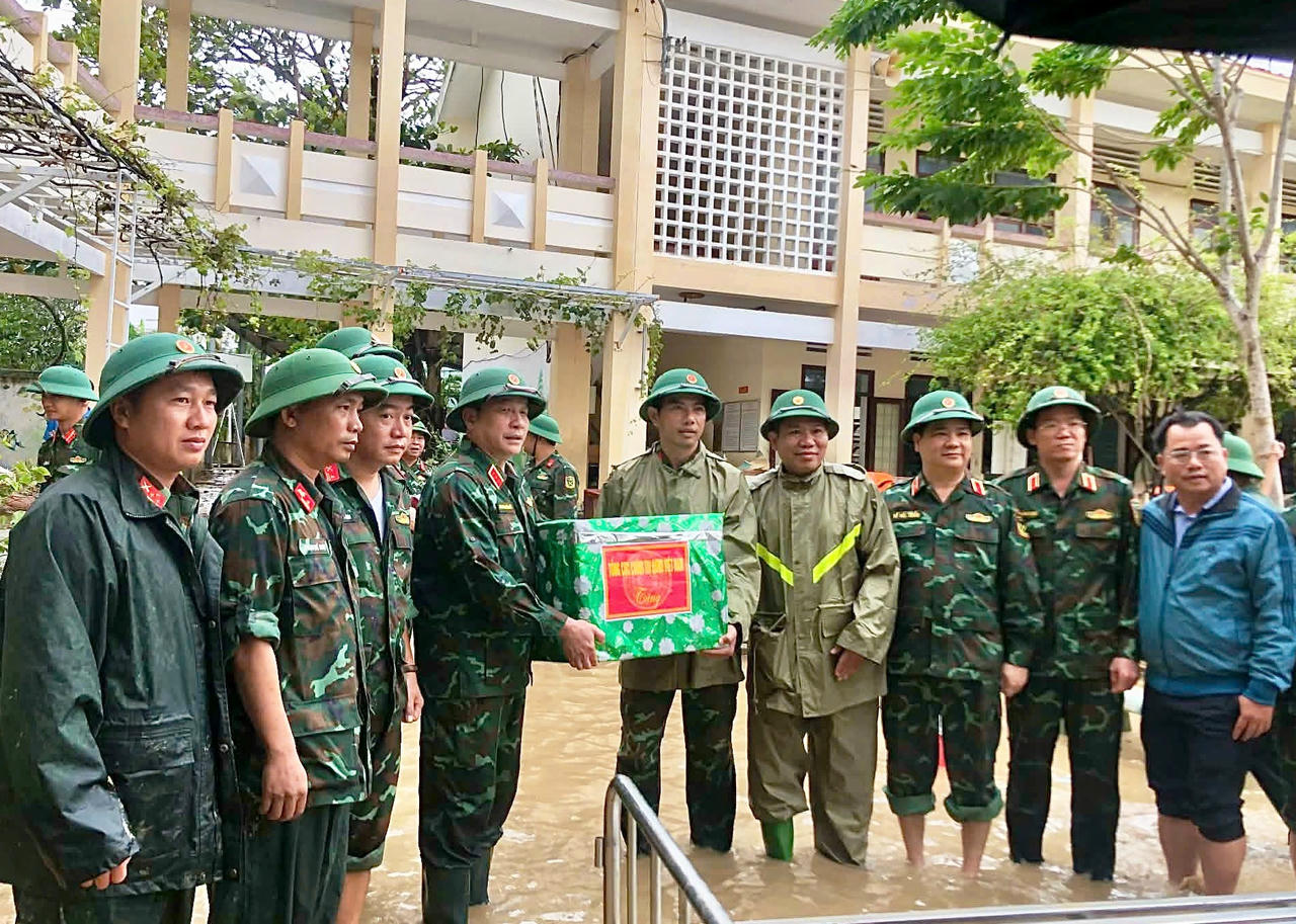 Trạm tiếp nhận, phân phối lương thực, thực phẩm, hàng cứu trợ nằm tại trục đường Công viên Long Vân, phường Quy Nhơn Bắc. (tỉnh Gia Lai)