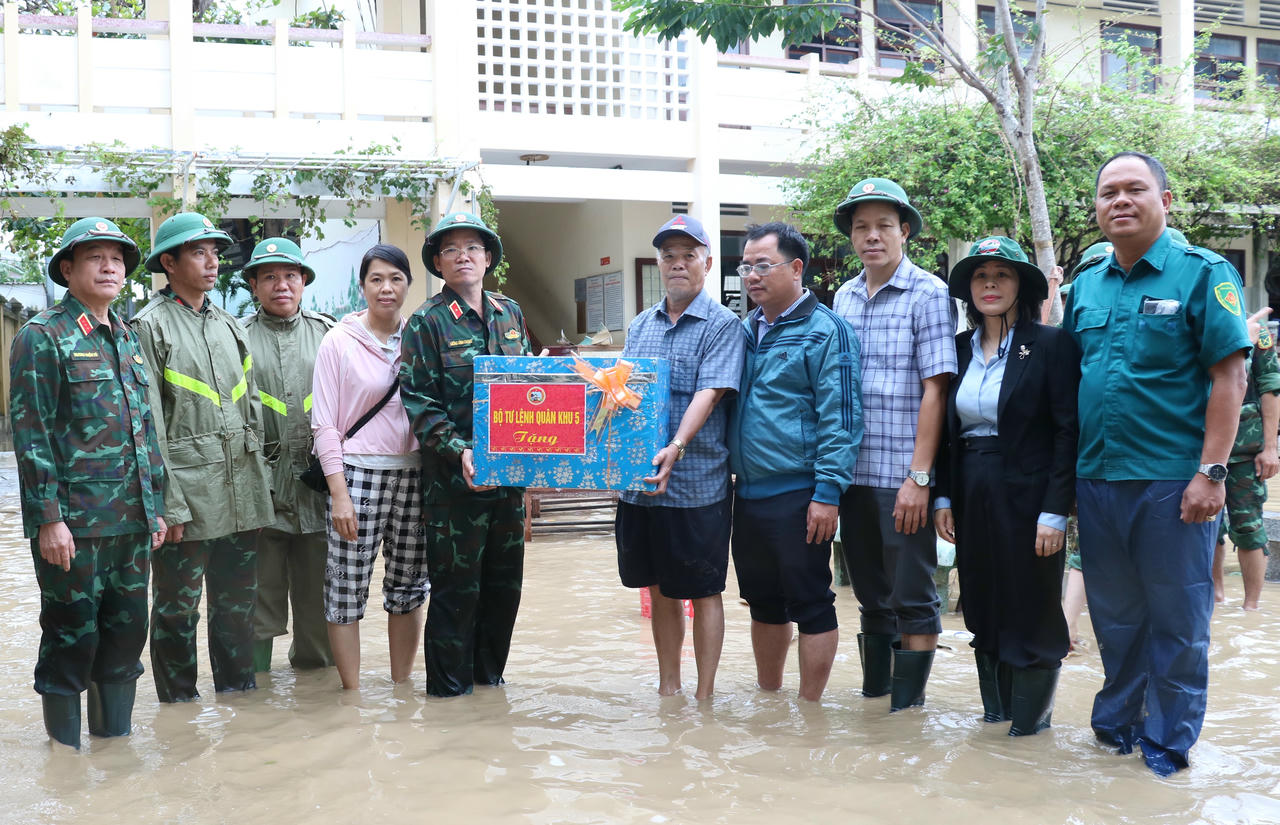 Thiếu tướng Lương Đình Chung - Chính ủy Quân khu 5 động viên, tặng quà người dân chịu ảnh hưởng lũ lụt.