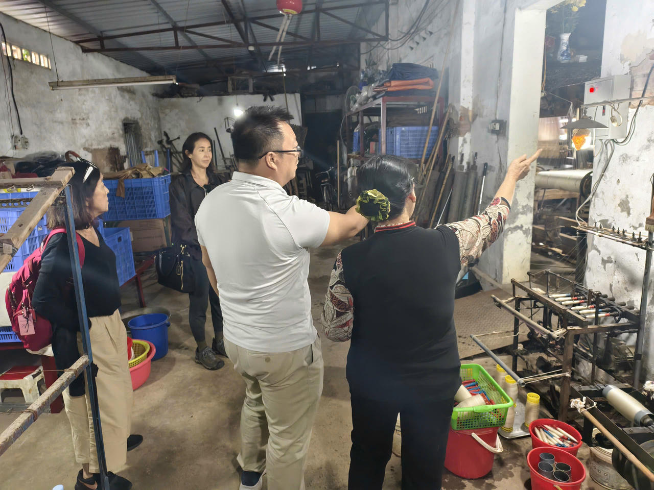 Nhiều du khách đến tham quan tại Làng nghề