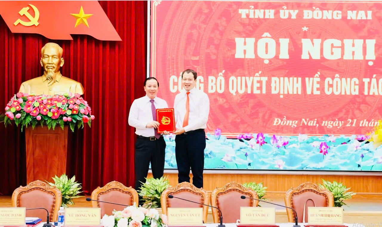 Bí thư Tỉnh ủy Vũ Hồng Văn trao quyết định phê chuẩn Chủ tịch UBND tỉnh Đồng Nai cho Phó Bí thư Tỉnh ủy Nguyễn Văn Út. (Ảnh: BĐN)