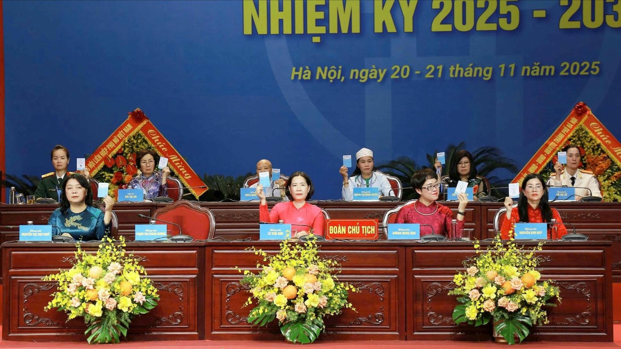 Các đại biểu thông qua Nghị quyết Đại hội. (Ảnh trong bài: Minh Phú)