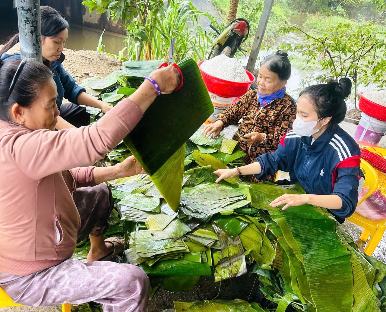 Người dân vùng lũ xã Hà Nha hướng về người dân vùng lũ Phú Yên cũ.