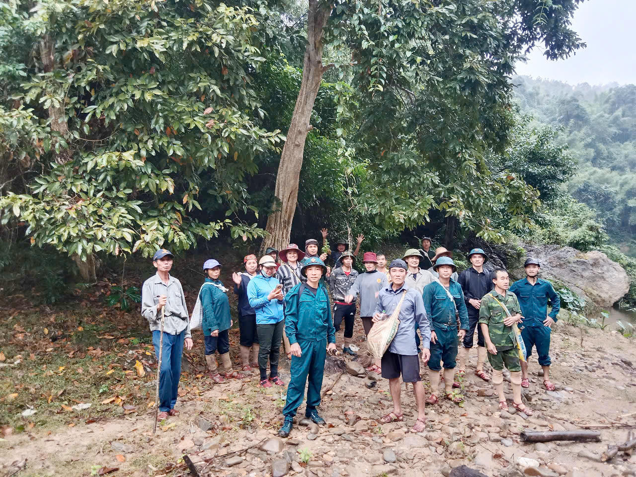 Cán bộ Rừng Phòng hộ Quỳ Châu cùng với người dân tuần tra, bảo vệ và phòng cháy chữa cháy rừng