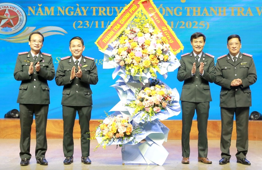 Lãnh đạo Cục 1, Thanh tra Chính phủ tặng hoa chúc mừng Thanh tra tỉnh Sơn La.