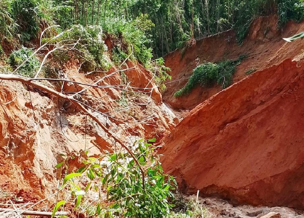 Tuyến đường từ trung tâm UBND xã Cà Đam đi thôn Tang bị đứt gãy, sạt lở nghiêm trọng. 