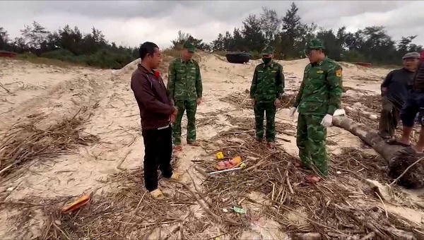 Liên tiếp phát hiện lượng lớn nghi ma túy tổng hợp trôi dạt vào bờ biển Quảng Trị