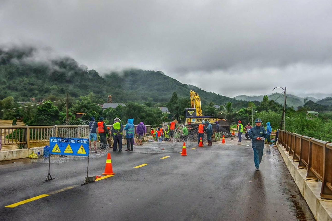 Hiện trường được phong tỏa và điều tiết giao thông nhằm bảo đảm an toàn