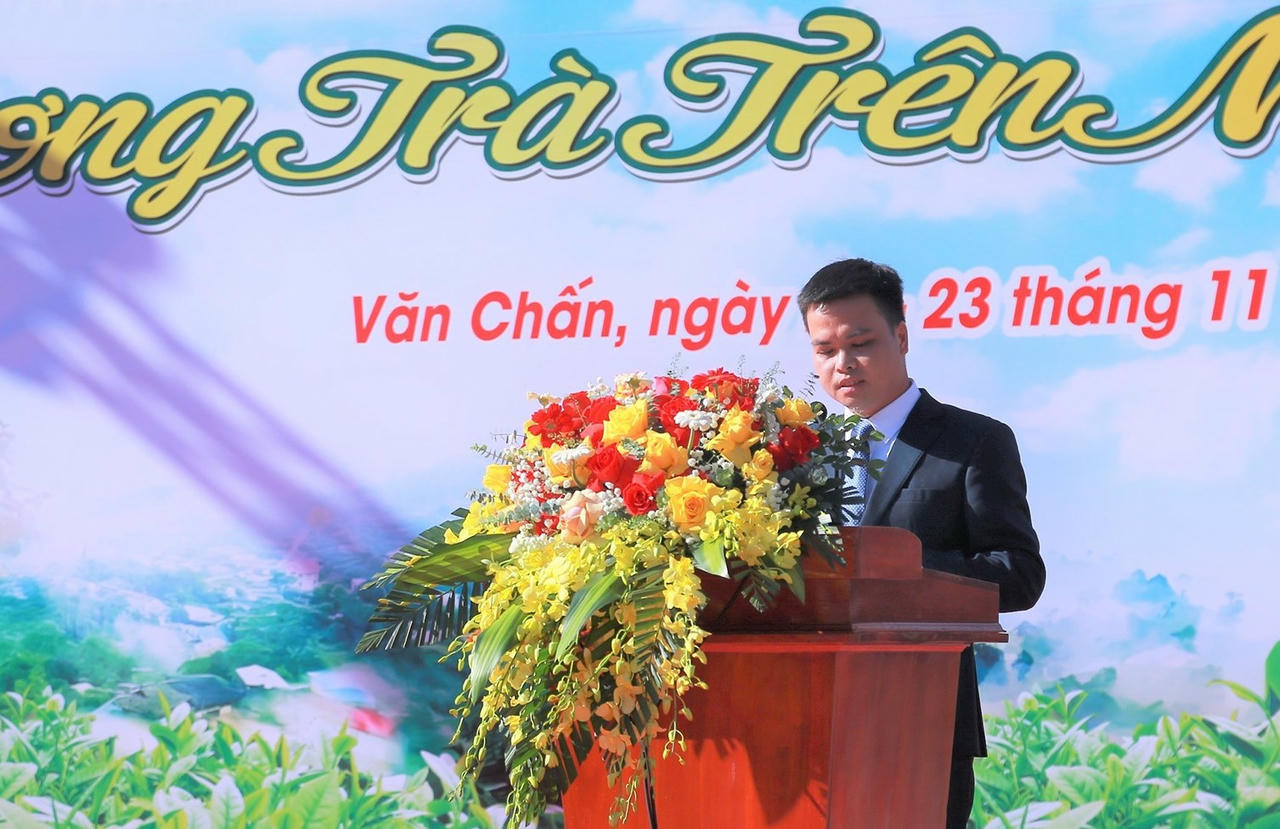 Lãnh đạo xã Văn Chấn phát biểu khai mạc lễ hội trà Shan tuyết 2025. Ảnh: Văn Hoàng.