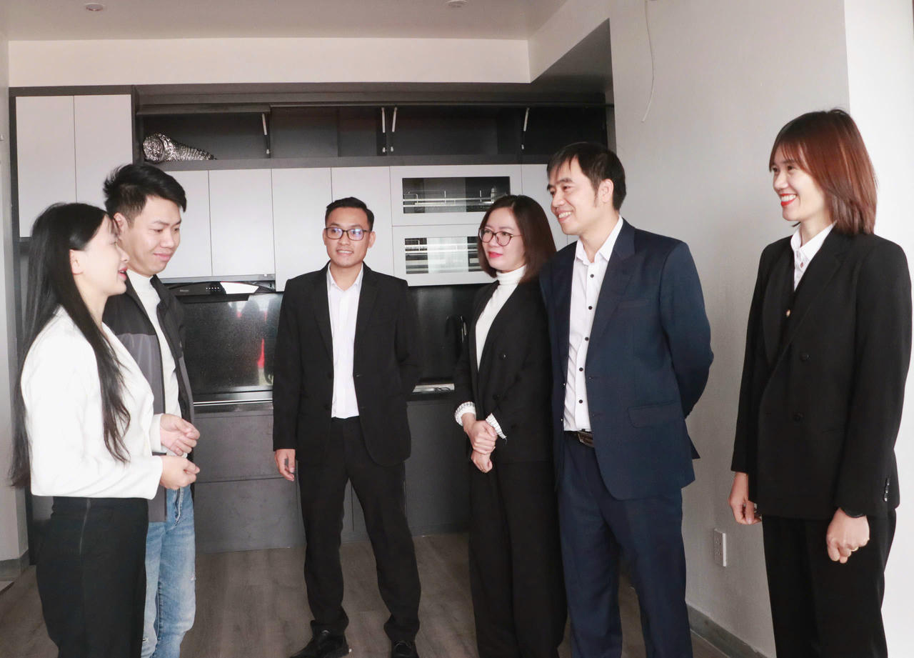 Đại diện chủ đầu tư bàn giao căn hộ thực tế cho các hộ gia đình